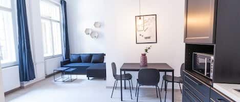 City Townhome, 2 Bedrooms | In-room dining