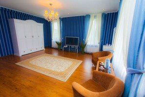 Deluxe Double Room | Free cots/infant beds, rollaway beds, bed sheets - Baza Otdykha Khutorok (Novovolkovo)