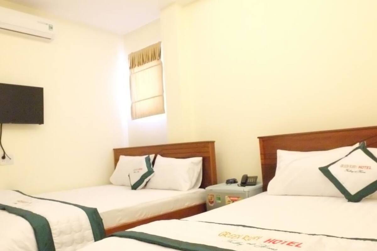 Minibar, desk, WiFi (free)