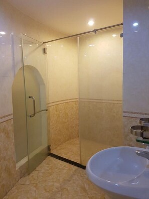Shower, free toiletries, hair dryer, slippers - Green Ruby Hotel (Ho Chi Minh City)