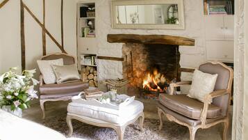 Casa de campo de lujo, 1 habitación | Sala de estar | Televisión de pantalla plana, chimenea y reproductor de DVD