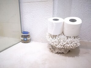 淋浴设施、免费洗浴用品、吹风机、毛巾