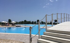 室内游泳池，3 室外游泳池，池畔遮阳伞，日光浴躺��椅