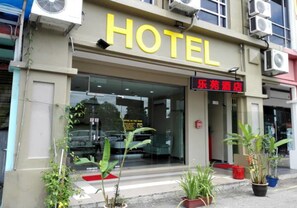 Property entrance - Hotel By The Park (Johor Bahru)