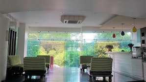 Un interior moderno con un ventanal grande, una zona de cocina y asientos con vistas.