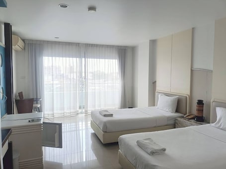 Standard Twin Room | Minibar, desk, blackout drapes, free WiFi