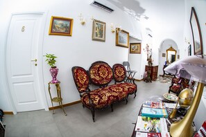 Lobby sitting area - Di Palma Suite (Naples)