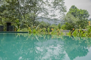 Alberca al aire libre por temporada y camas balinesas gratuitas
