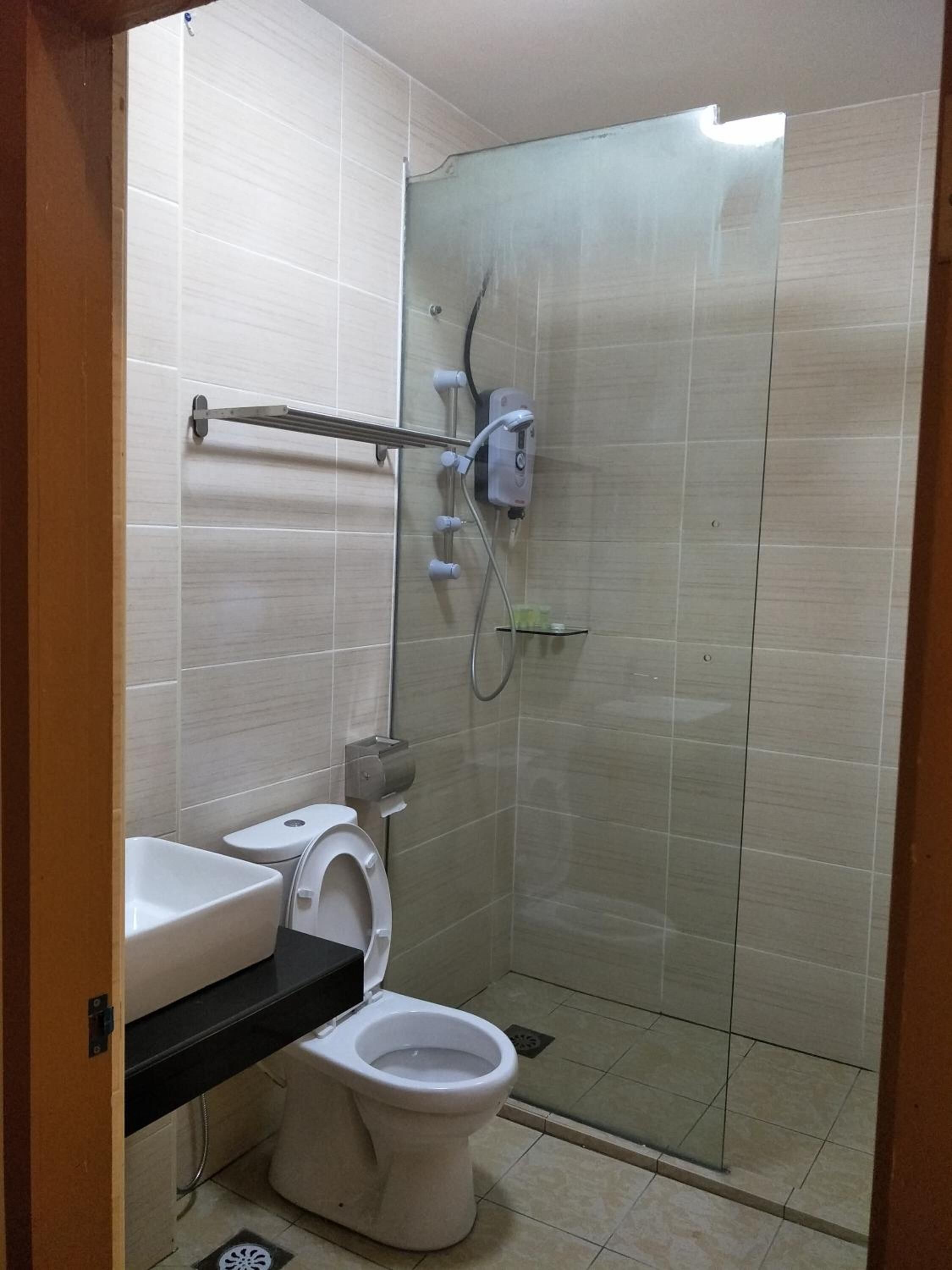 Ein modernes Badezimmer mit Toilette, Bidet und einer Duschkabine.