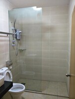 Chuveiro, produtos de toalete grátis