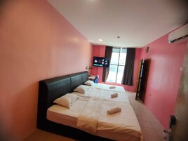 Quarto triplo (Family Three Single) | Escrivaninha, ferros/tábuas de passar roupa, Wi-Fi de cortesia