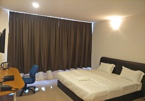 Basic Room, 1 Katil Raja (King) | Meja, seterika/papan seterika, Wi-fi percuma, cadar katil 