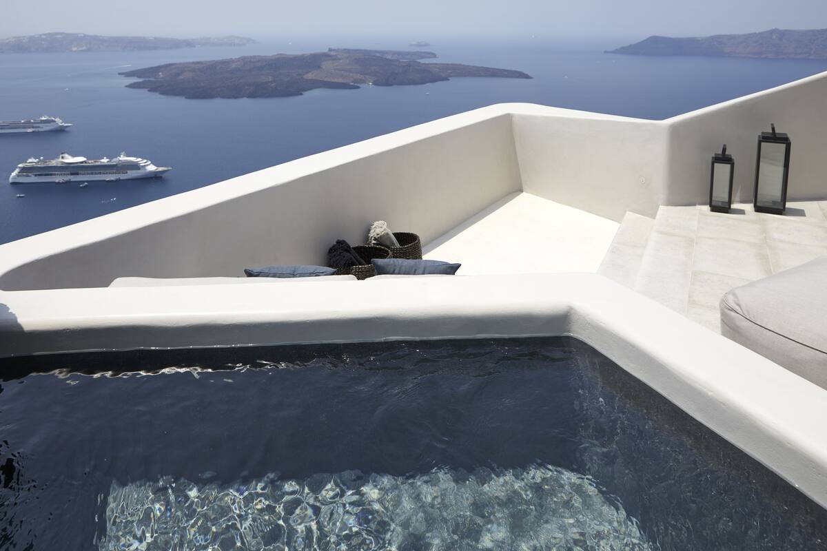 Un moderno jacuzzi al aire libre con vista al mar y a las islas.