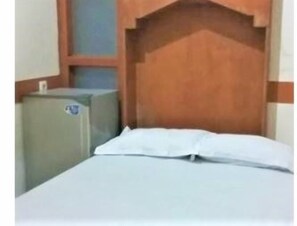 Desk, laptop workspace, free WiFi - Kost DKB 29 (Surabaya)