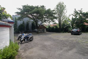 Free self parking - Kost DKB 29 (Surabaya)