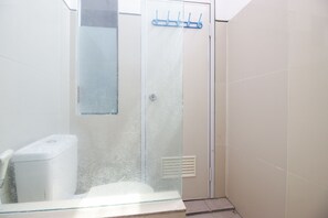 Shower, free toiletries, towels, soap - Kost DKB 29 (Surabaya)