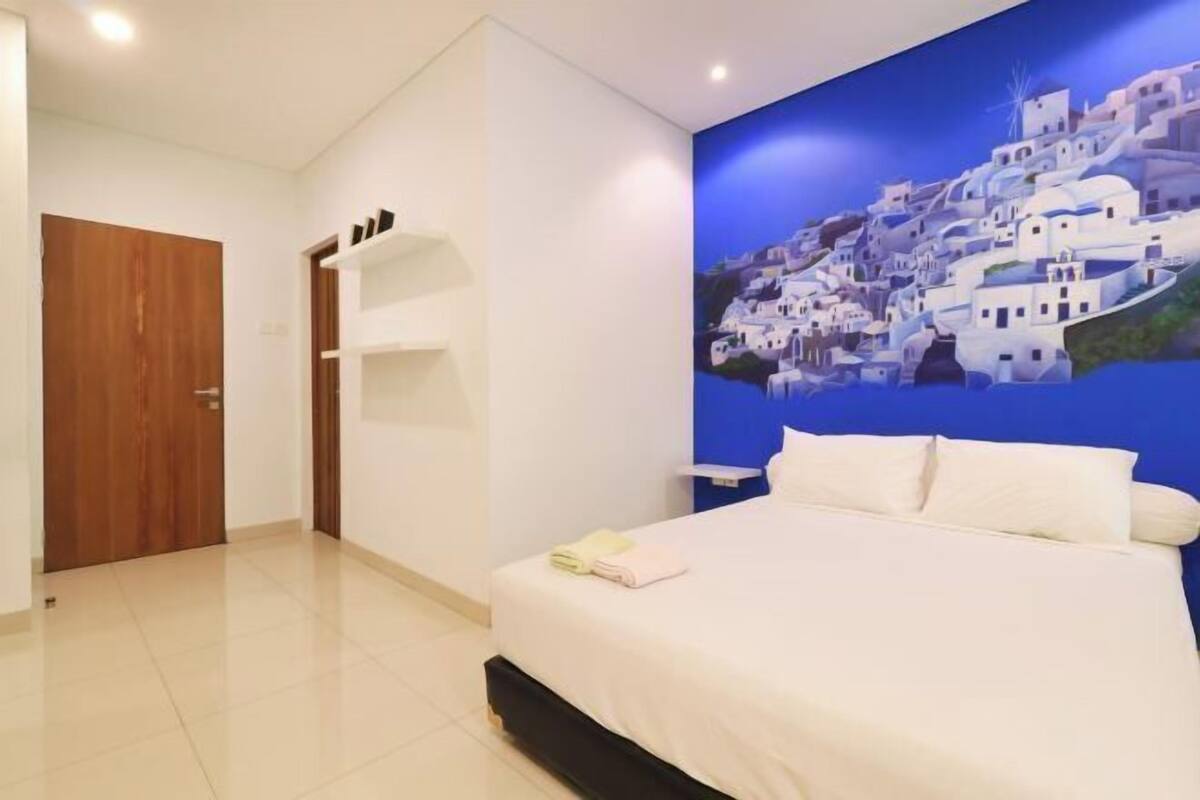Desk, laptop workspace, WiFi (free), bed sheets