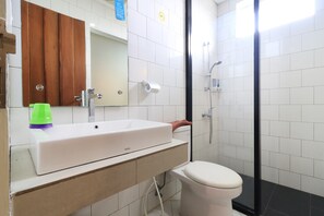 Habitació amb dos llits individuals estàndard | Bany | Dutxa, articles de tocador gratuïts, tovalloles i sabó