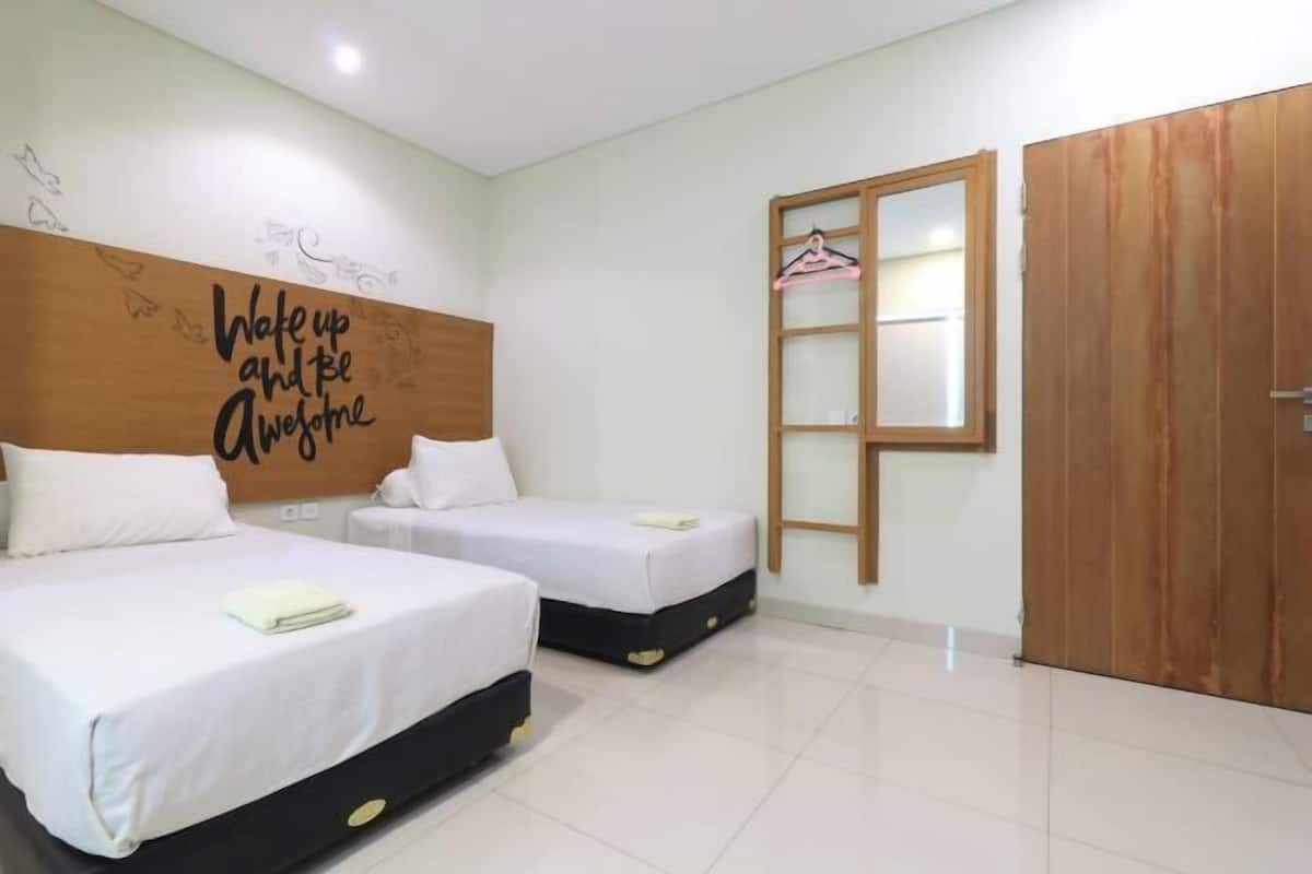 Desk, laptop workspace, WiFi (free), bed sheets