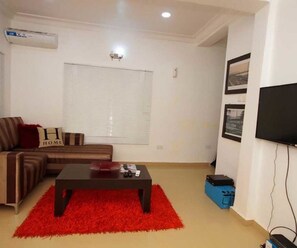 Studio Suite | Living area | Flat-screen TV