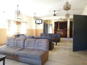 Serveert ontbijt, lunch, diner, lokale en internationale gerechten