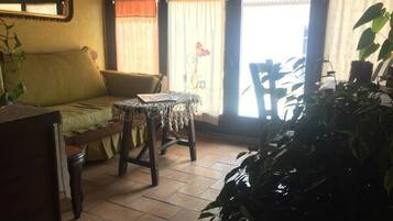 Doppia Basic, bagno in camera | Una scrivania, insonorizzazione, ferro/asse da stiro, Wi-Fi gratuito