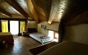Eenvoudige tweepersoonskamer, en-suite badkamer | Een bureau, geluiddichte muren, een strijkplank/strijkijzer, gratis wifi