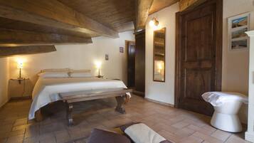 Basic-Dreibettzimmer, 1 Schlafzimmer | Schreibtisch, schallisolierte Zimmer, Bügeleisen/Bügelbrett