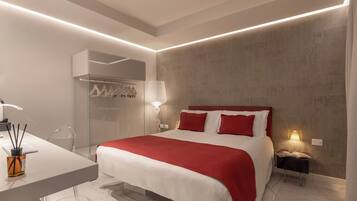 Une chambre moderne avec un grand lit, des tables de chevet, un bureau et un miroir.