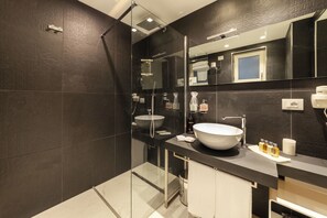 Suihku, sadesuihkupää, designer-hygieniatuotteet, hiustenkuivaaja