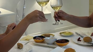 Een gedekte tafel met diverse gerechten en een wijnglas.