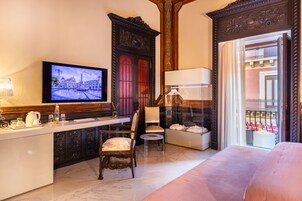 Deluxe Double Room, 1 Bedroom, Non Smoking, Private Bathroom | 1 bedroom, premium bedding, down comforters, pillowtop beds