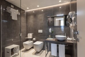 Kamar Double Superior, 1 kamar tidur, Bebas Asap Rokok, kamar mandi pribadi | Kamar mandi | Shower, pancuran hujan,  dan perlengkapan mandi desainer