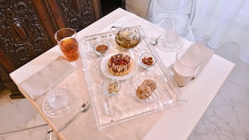 Desayuno a la carta (EUR 20 por persona)
