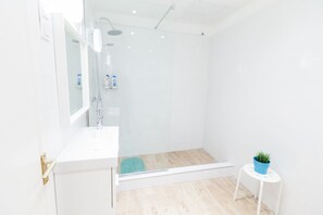 Appartement Design, Plusieurs lits | Salle de bain | Douche, serviettes fournies