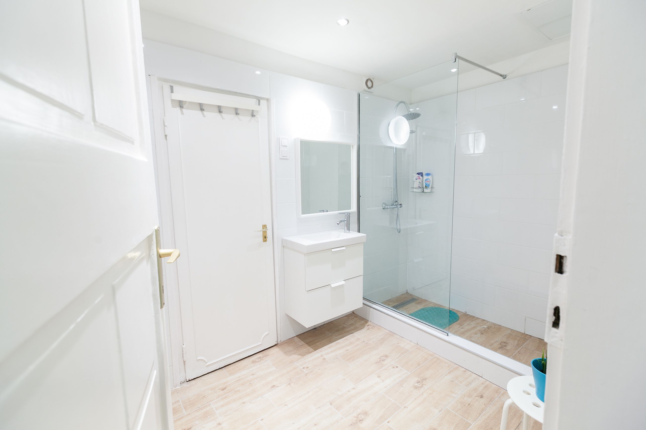 Appartement Design, plusieurs lits | Salle de bain