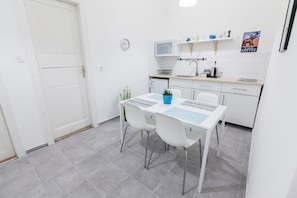 Design Apartment, Multiple Beds | Private kitchen | Fridge, microwave, stovetop, coffee/tea maker - Classic Ernesto near Opera (Budapest)