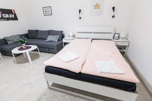 Appartement Design, Plusieurs lits | 1 chambre, bureau, fer et planche à repasser, accès au Wi-Fi (inclus)