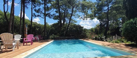 Una piscina al aire libre de temporada