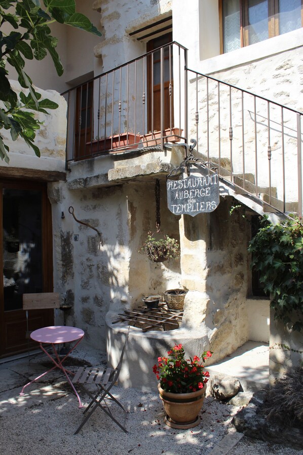 Room (Rouge) | Balcony - Mas Les Echelettes (Saint-Paul-Trois-Chateaux)