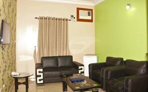 ビジネス スイート クイーンベッド 1 台 | 1 室のベッドルーム、セーフティボックス (室内)、デスク、ノートパソコン用作業スペース