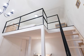Studio City - 1 kingsize-säng med bäddsoffa | Strykjärn/strykbräda och gratis wi-fi
