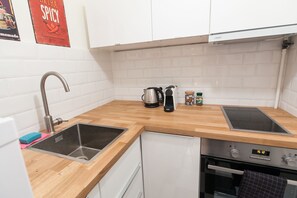 City Στούντιο, 1 King Κρεβάτι με Καναπέ-Κρεβάτι | Ιδιωτική κουζίνα | Ψυγείο, φούρνος μικροκυμάτων, φούρνος, μαγειρικές εστίες