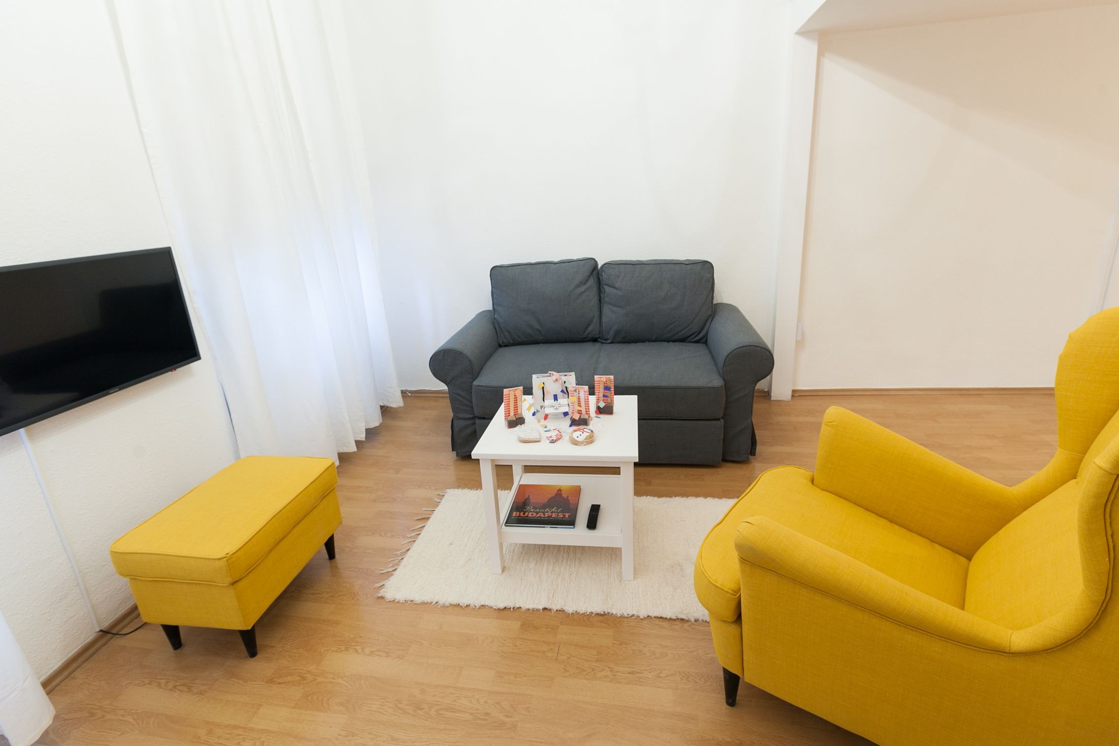 都會開放式客房, 1 張特大雙人床和 1 張沙發床 | 起居區 | 平面電視