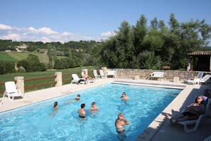 Una piscina al aire libre de temporada