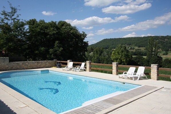 Una piscina al aire libre de temporada