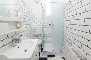 都會公寓, 多張床 | 浴室 | 淋浴設備、毛巾