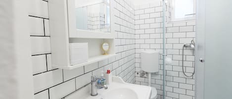 Lägenhet City - flera sängar | Badrum | Dusch och handdukar