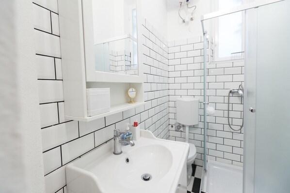 City Apartment, Multiple Beds | Bathroom