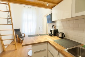 City Apartment, Multiple Beds | Private kitchen
